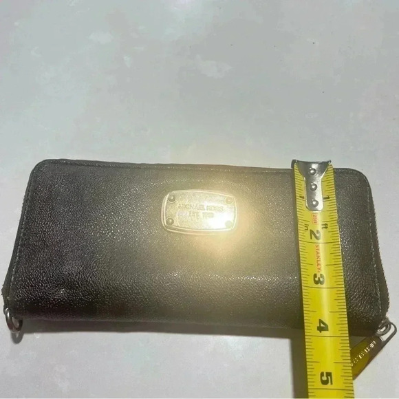 MICHEAL KORS MONOGRAM BROWN WALLET GOLD  HARDWARE ZIPPER CLOSURE - Picture 10 of 12